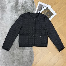 D家 26早秋新款 经典藤格纹短款棉服,整体经典品牌藤格纹菱格压线衍缝工艺,内里轻薄锁温填充,蓬松软糯完全不显臃肿低调显 D家 26早秋新款 经典藤格纹短款棉服,整体经典品牌藤格纹菱格压线衍缝工艺,内里轻薄锁温填充,蓬松软糯完全不显臃肿低调显