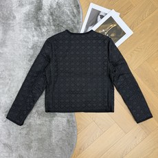 D家 26早秋新款 经典藤格纹短款棉服,整体经典品牌藤格纹菱格压线衍缝工艺,内里轻薄锁温填充,蓬松软糯完全不显臃肿低调显 D家 26早秋新款 经典藤格纹短款棉服,整体经典品牌藤格纹菱格压线衍缝工艺,内里轻薄锁温填充,蓬松软糯完全不显臃肿低调显