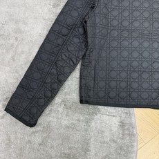D家 26早秋新款 经典藤格纹短款棉服,整体经典品牌藤格纹菱格压线衍缝工艺,内里轻薄锁温填充,蓬松软糯完全不显臃肿低调显 D家 26早秋新款 经典藤格纹短款棉服,整体经典品牌藤格纹菱格压线衍缝工艺,内里轻薄锁温填充,蓬松软糯完全不显臃肿低调显