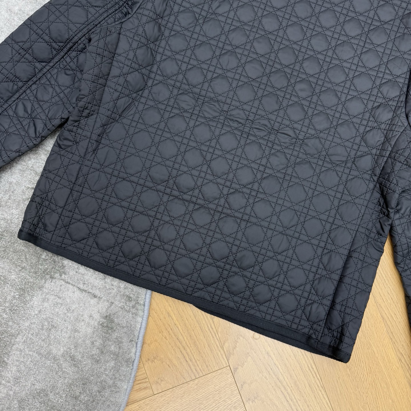 D家 26早秋新款 经典藤格纹短款棉服,整体经典品牌藤格纹菱格压线衍缝工艺,内里轻薄锁温填充,蓬松软糯完全不显臃肿低调显 D家 26早秋新款 经典藤格纹短款棉服,整体经典品牌藤格纹菱格压线衍缝工艺,内里轻薄锁温填充,蓬松软糯完全不显臃肿低调显
