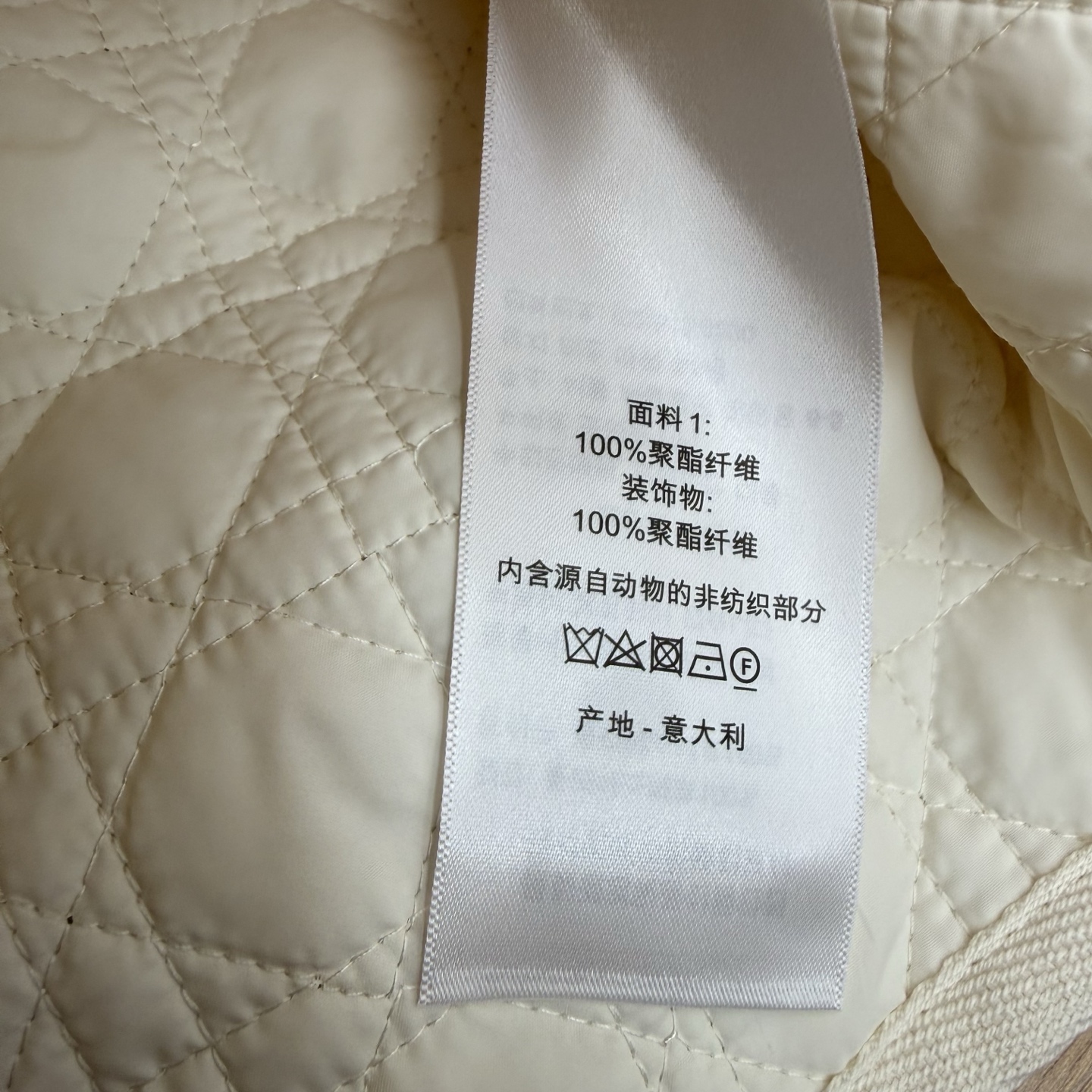 D家 26早秋新款 经典藤格纹短款棉服，整体经典品牌藤格纹菱格压线衍缝工艺，内里轻薄锁温填充，蓬松软糯完全不显臃肿低调显