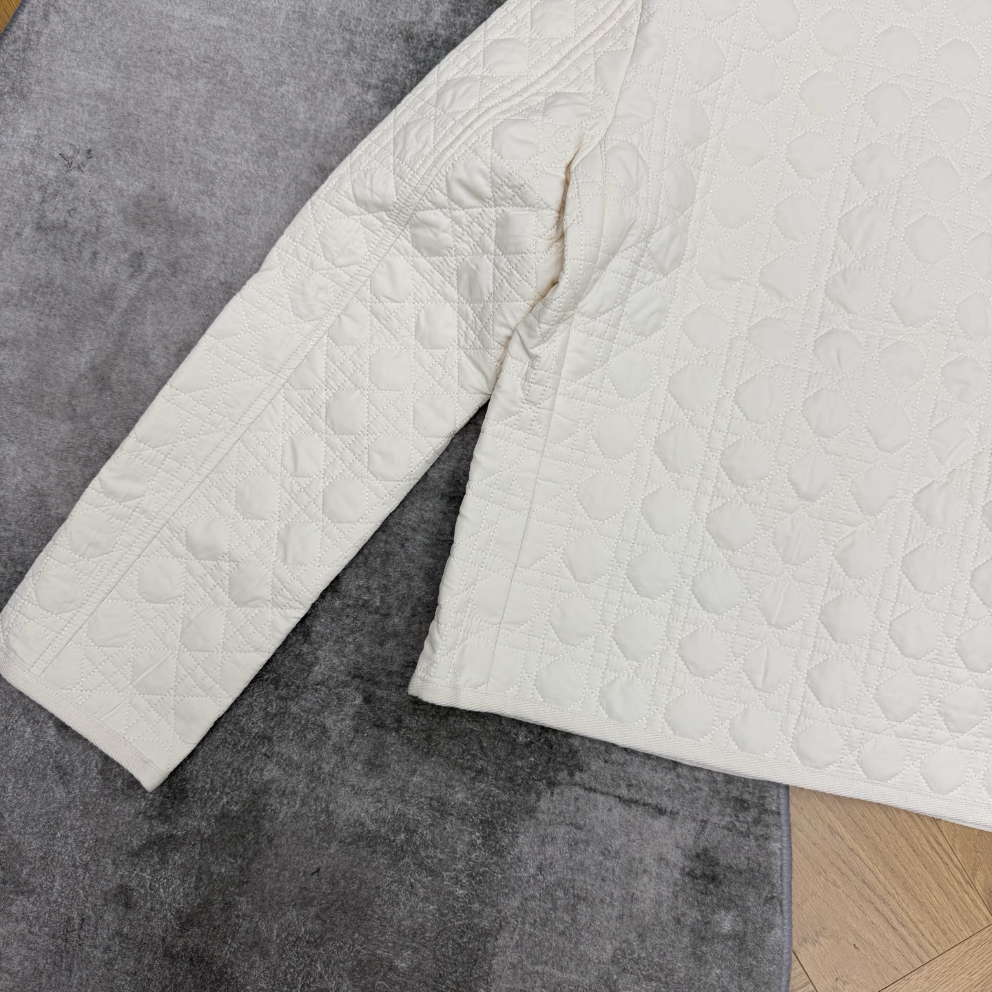 D家 26早秋新款 经典藤格纹短款棉服，整体经典品牌藤格纹菱格压线衍缝工艺，内里轻薄锁温填充，蓬松软糯完全不显臃肿低调显