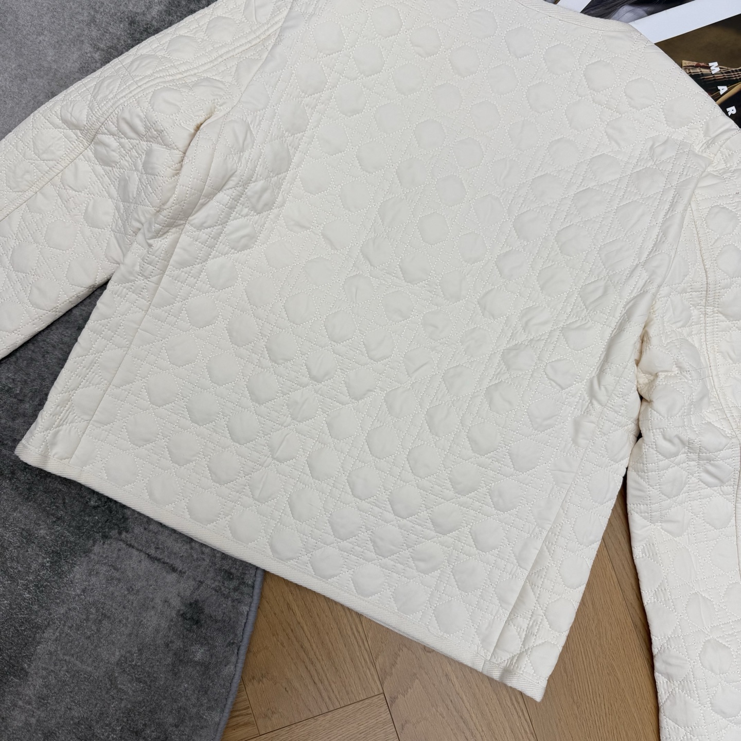 D家 26早秋新款 经典藤格纹短款棉服，整体经典品牌藤格纹菱格压线衍缝工艺，内里轻薄锁温填充，蓬松软糯完全不显臃肿低调显