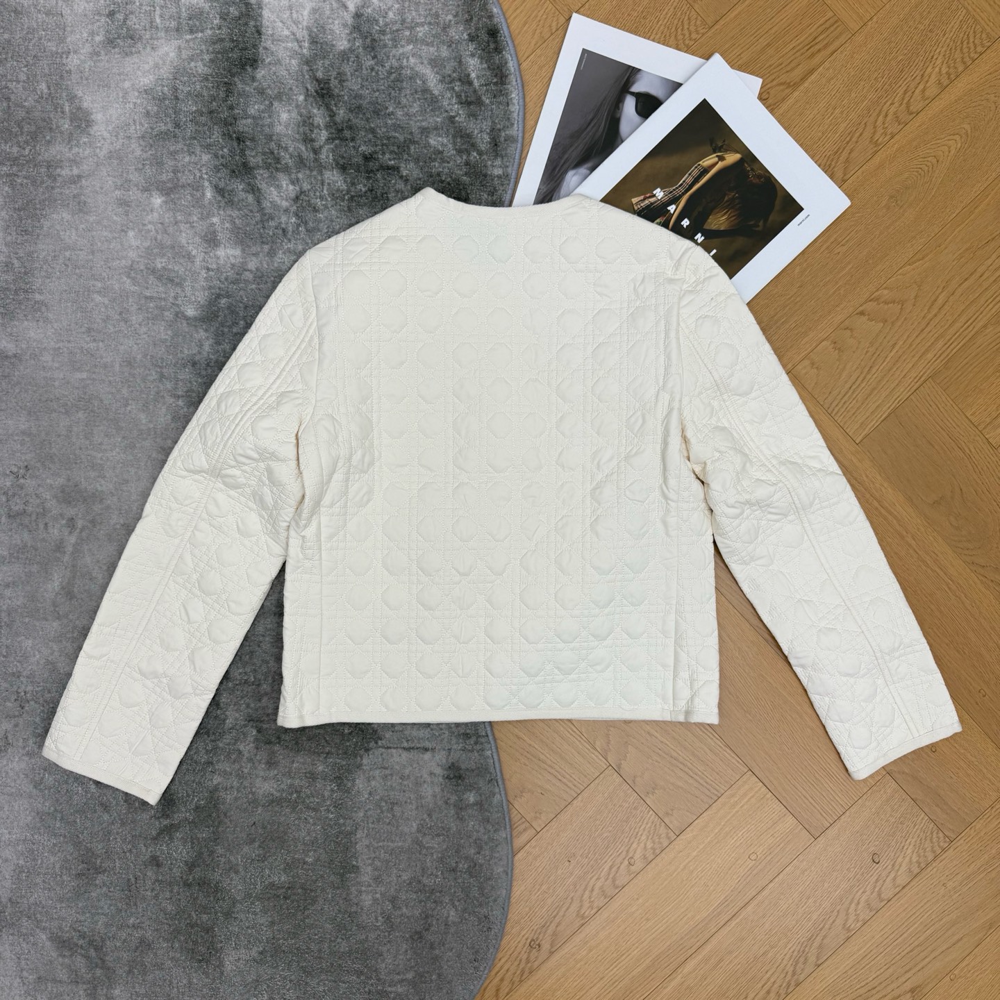 D家 26早秋新款 经典藤格纹短款棉服，整体经典品牌藤格纹菱格压线衍缝工艺，内里轻薄锁温填充，蓬松软糯完全不显臃肿低调显