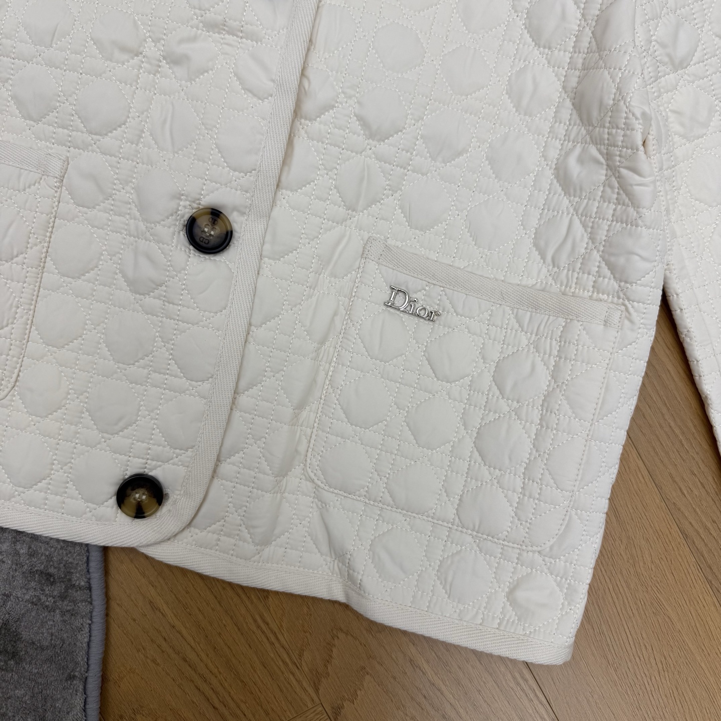 D家 26早秋新款 经典藤格纹短款棉服，整体经典品牌藤格纹菱格压线衍缝工艺，内里轻薄锁温填充，蓬松软糯完全不显臃肿低调显