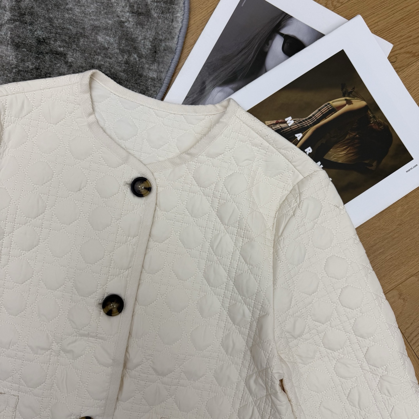 D家 26早秋新款 经典藤格纹短款棉服，整体经典品牌藤格纹菱格压线衍缝工艺，内里轻薄锁温填充，蓬松软糯完全不显臃肿低调显
