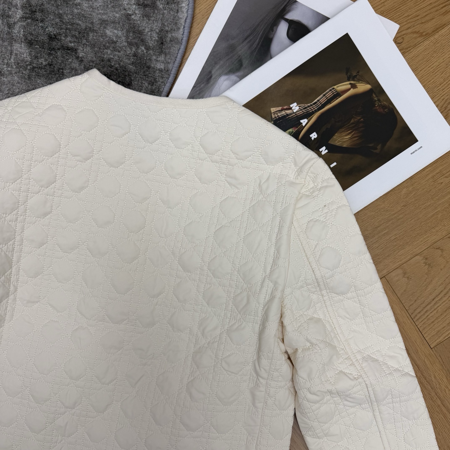 D家 26早秋新款 经典藤格纹短款棉服，整体经典品牌藤格纹菱格压线衍缝工艺，内里轻薄锁温填充，蓬松软糯完全不显臃肿低调显