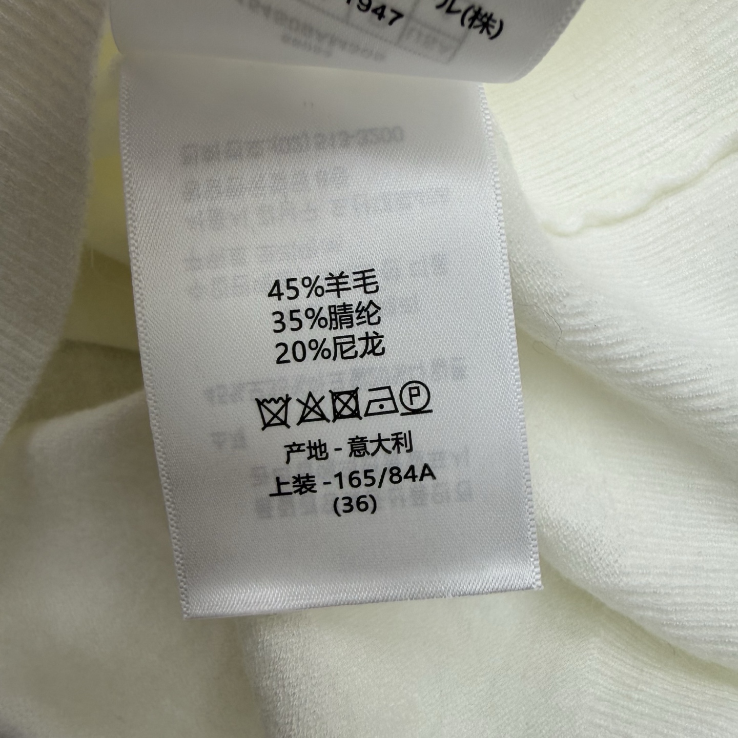 D家 26夏季新款 刺绣针织短袖，细腻亲肤针织面料，透气清爽，夏天穿完全不闷肤，满幅小花爱心刺绣，精致小巧不浮夸，胸口品