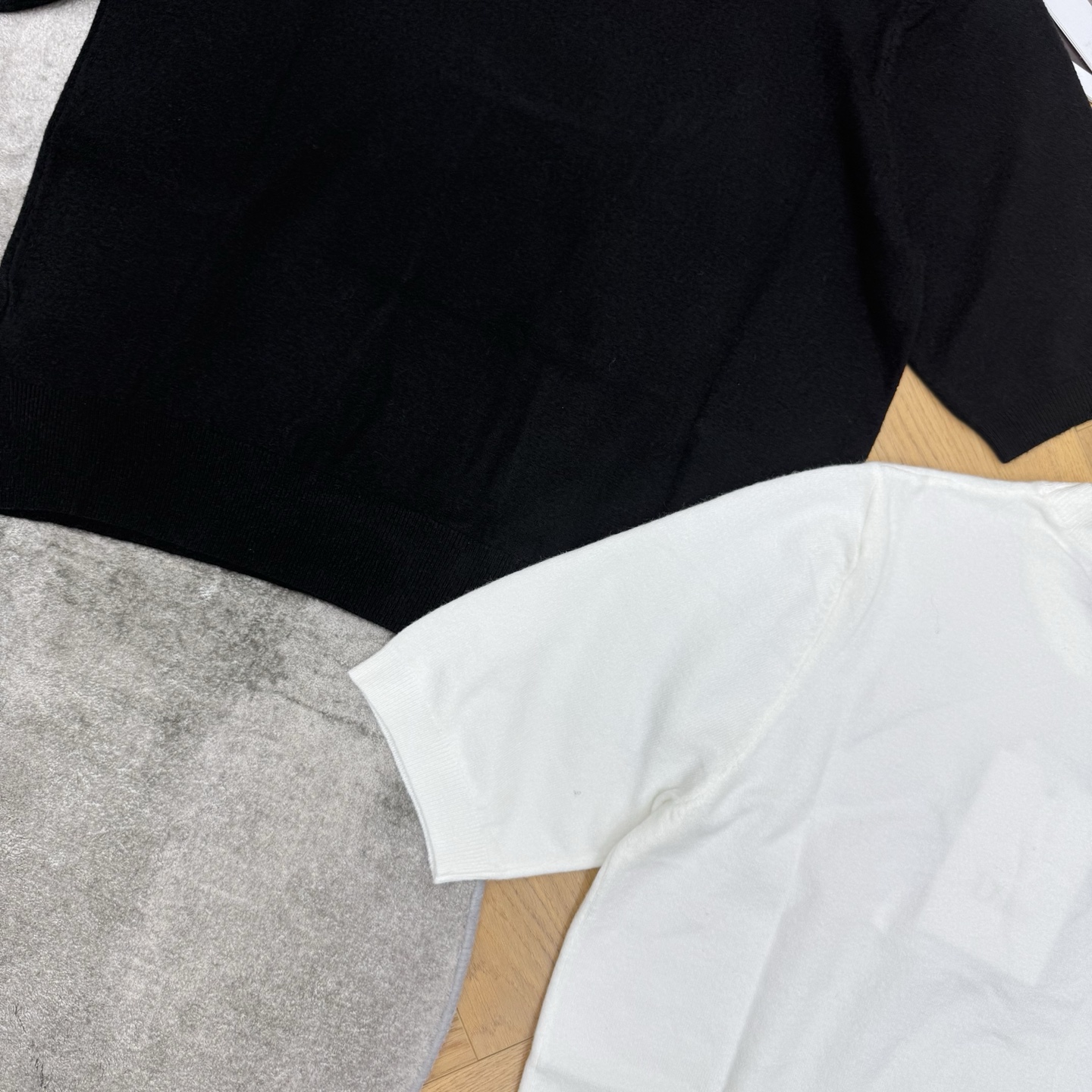 D家 26夏季新款 刺绣针织短袖，细腻亲肤针织面料，透气清爽，夏天穿完全不闷肤，满幅小花爱心刺绣，精致小巧不浮夸，胸口品