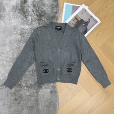 小香家 26早秋新款 V领深灰针织开衫,甄选细腻羊毛针织面料,软糯亲肤、透气垂顺,四季都能实穿,利落V领单排扣版型,短款 小香家 26早秋新款 V领深灰针织开衫,甄选细腻羊毛针织面料,软糯亲肤、透气垂顺,四季都能实穿,利落V领单排扣版型,短款
