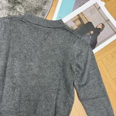 小香家 26早秋新款 V领深灰针织开衫,甄选细腻羊毛针织面料,软糯亲肤、透气垂顺,四季都能实穿,利落V领单排扣版型,短款 小香家 26早秋新款 V领深灰针织开衫,甄选细腻羊毛针织面料,软糯亲肤、透气垂顺,四季都能实穿,利落V领单排扣版型,短款