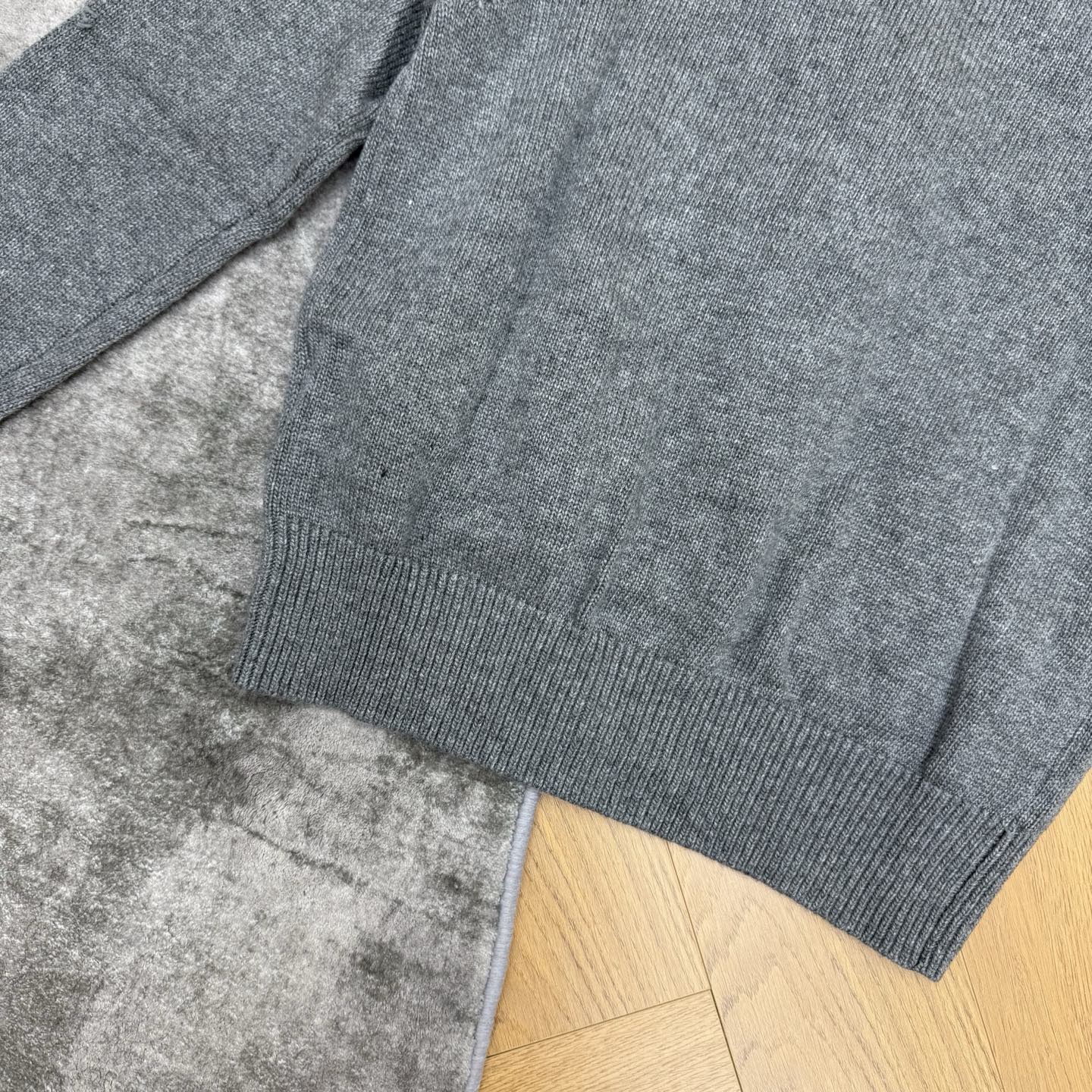 小香家 26早秋新款 V领深灰针织开衫,甄选细腻羊毛针织面料,软糯亲肤、透气垂顺,四季都能实穿,利落V领单排扣版型,短款 小香家 26早秋新款 V领深灰针织开衫,甄选细腻羊毛针织面料,软糯亲肤、透气垂顺,四季都能实穿,利落V领单排扣版型,短款