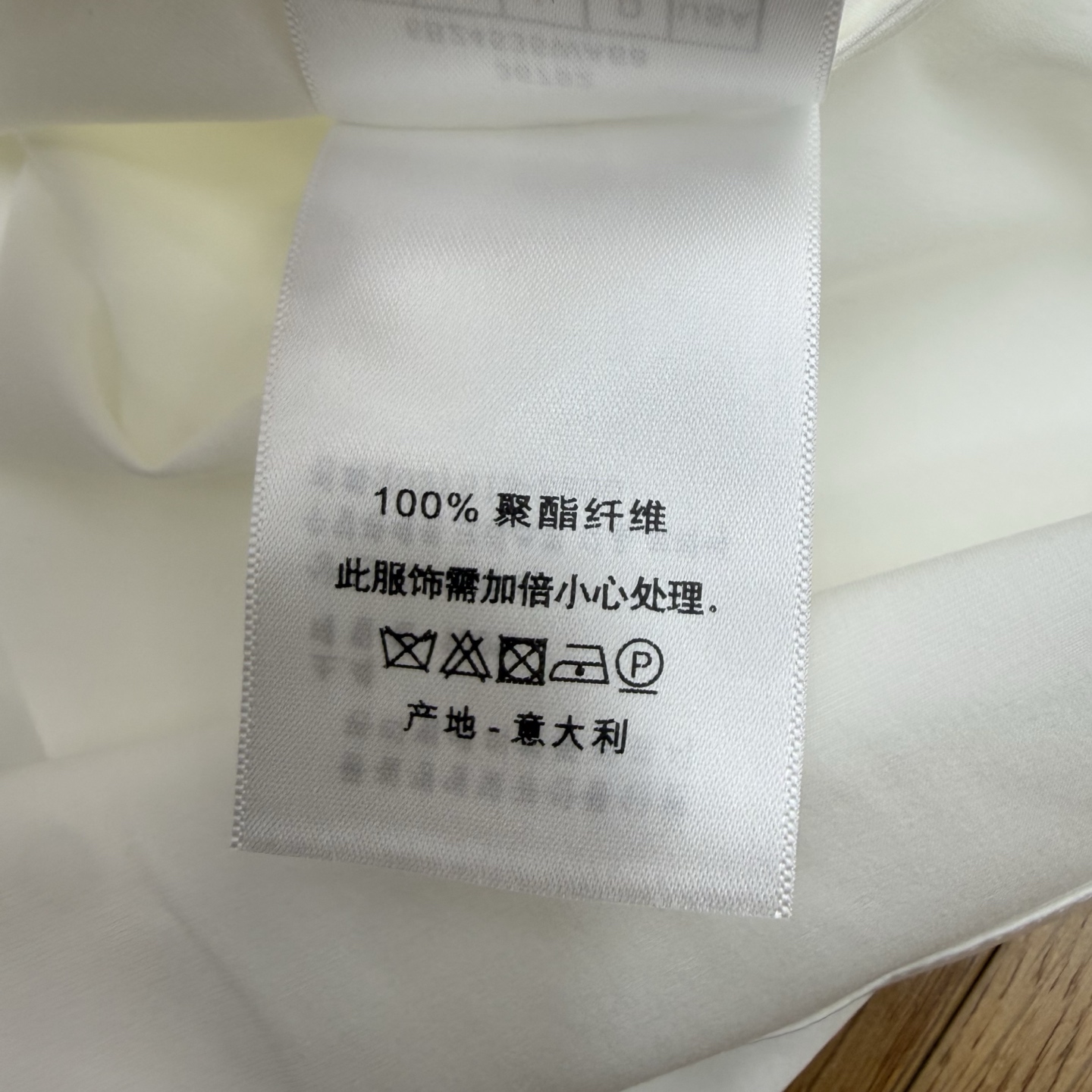 D家 2026早秋新款 刺绣徽标长袖衬衣 经典黑白两色 日常百搭不出错 利落标准翻领版型 修饰颈部线条 门襟logo纽扣