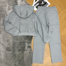 L家 2026早秋新款 双面穿连帽休闲套装 一套解锁两种穿搭风格 短款连帽拉链外套设计 一面简约纯色干净大气 另一面满印 L家 2026早秋新款 双面穿连帽休闲套装 一套解锁两种穿搭风格 短款连帽拉链外套设计 一面简约纯色干净大气 另一面满印