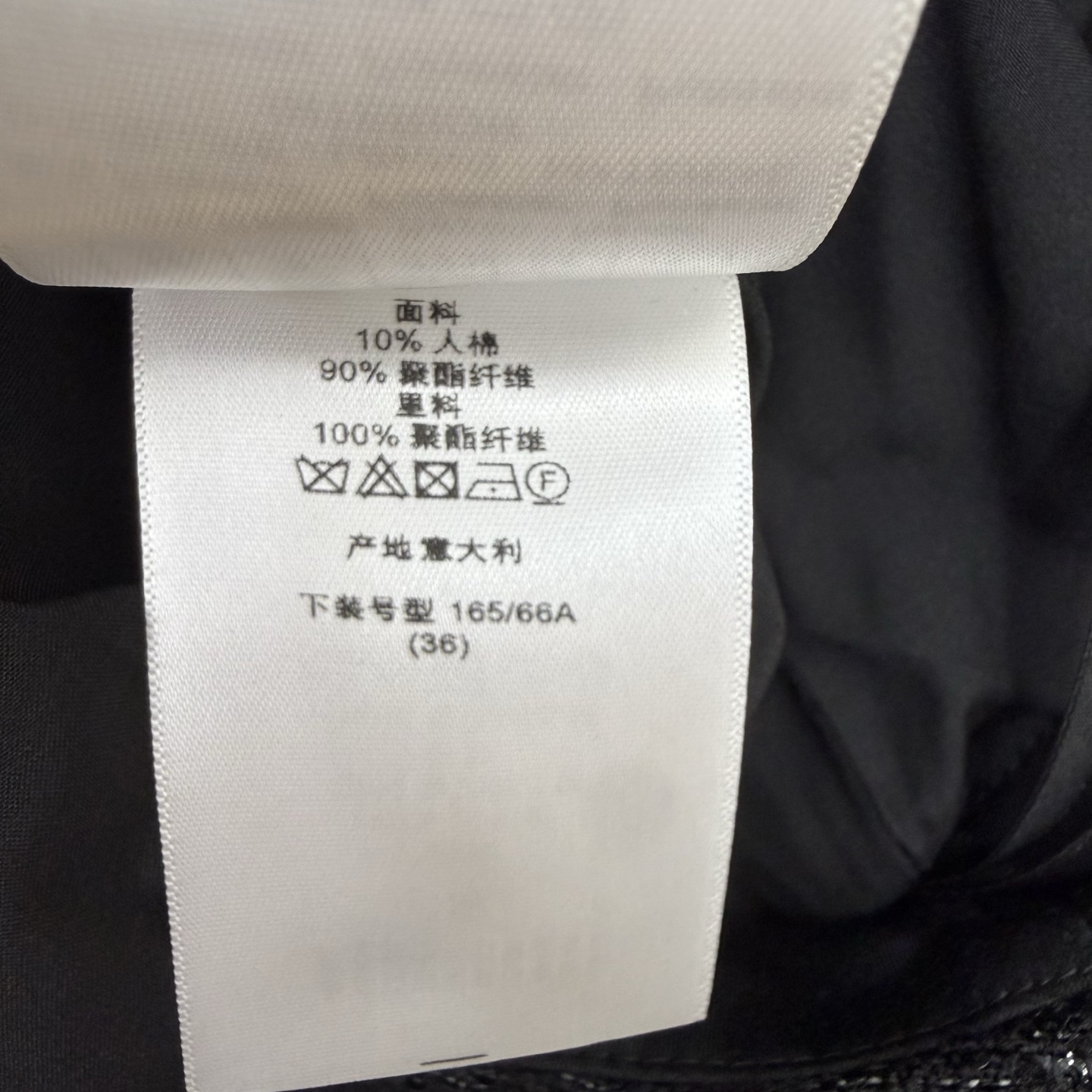 D家 26早秋新款 小香风鱼尾半裙 高腰剪裁贴合腰腹线条 勾勒优越比例 裙身遍布细腻闪片 粗花呢面料厚实挺括 下半段荷叶