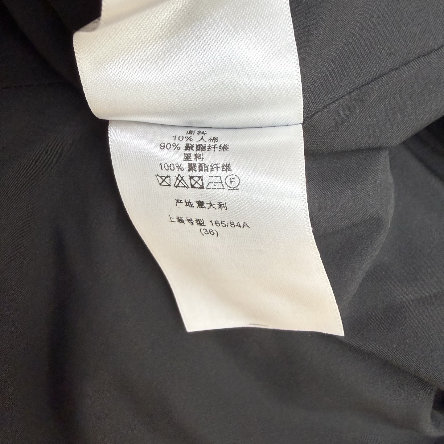 D家 26早秋新款 小香风短袖外套上衣 简约圆领一排精致纽扣 门襟设计精致吸睛 衣身铺满细碎闪片 粗纺面料厚实挺括 散发