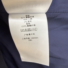 D家 26早秋新款 藏青短款外套 垂顺厚实的面料不易起皱 利落简约的翻领版型 复古金色排扣精致亮眼 左侧胸口带有精致lo D家 26早秋新款 藏青短款外套 垂顺厚实的面料不易起皱 利落简约的翻领版型 复古金色排扣精致亮眼 左侧胸口带有精致lo