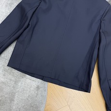 D家 26早秋新款 藏青短款外套 垂顺厚实的面料不易起皱 利落简约的翻领版型 复古金色排扣精致亮眼 左侧胸口带有精致lo D家 26早秋新款 藏青短款外套 垂顺厚实的面料不易起皱 利落简约的翻领版型 复古金色排扣精致亮眼 左侧胸口带有精致lo