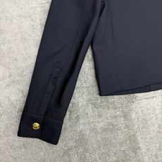 D家 26早秋新款 藏青短款外套 垂顺厚实的面料不易起皱 利落简约的翻领版型 复古金色排扣精致亮眼 左侧胸口带有精致lo D家 26早秋新款 藏青短款外套 垂顺厚实的面料不易起皱 利落简约的翻领版型 复古金色排扣精致亮眼 左侧胸口带有精致lo