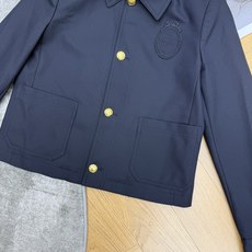 D家 26早秋新款 藏青短款外套 垂顺厚实的面料不易起皱 利落简约的翻领版型 复古金色排扣精致亮眼 左侧胸口带有精致lo D家 26早秋新款 藏青短款外套 垂顺厚实的面料不易起皱 利落简约的翻领版型 复古金色排扣精致亮眼 左侧胸口带有精致lo