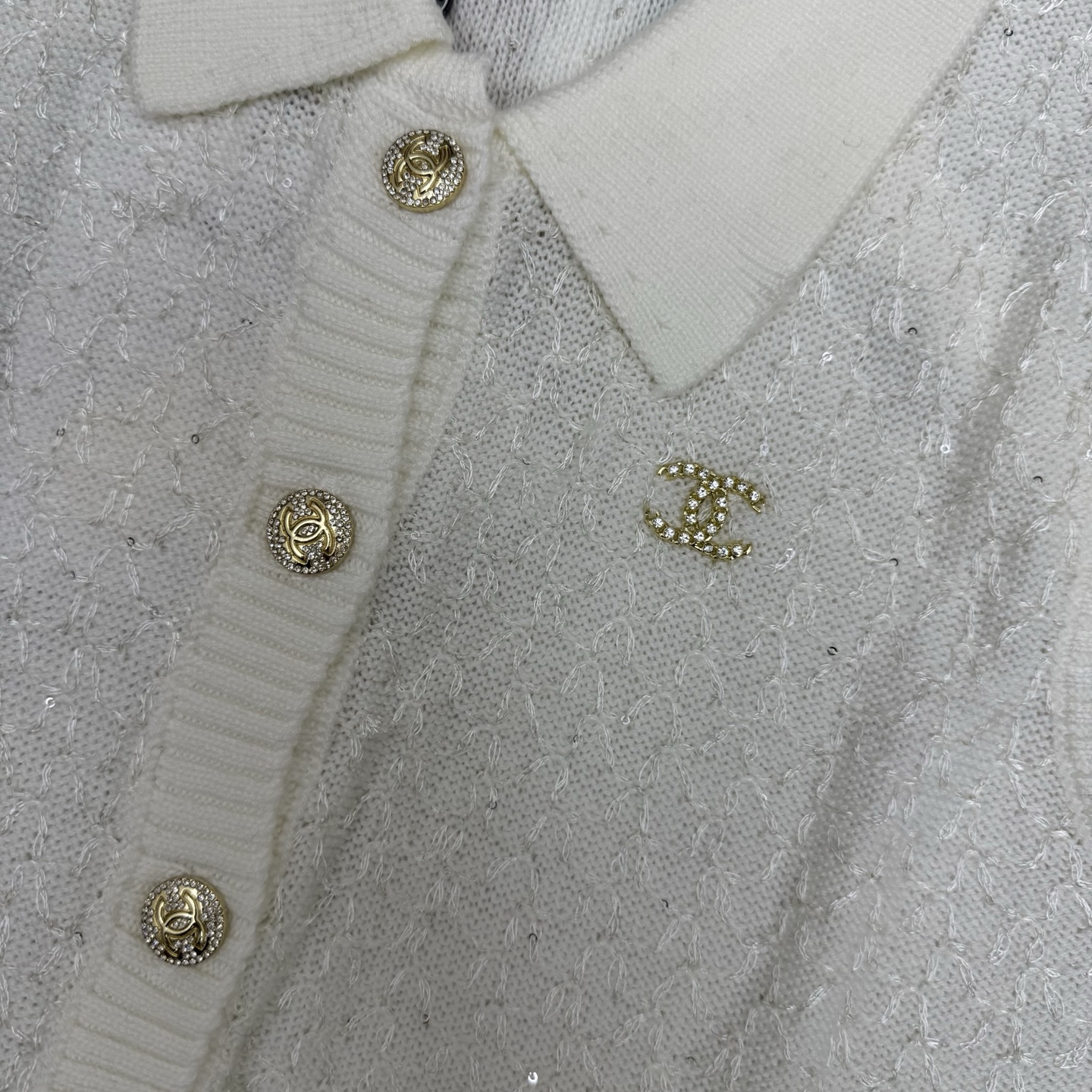 小香家 26夏季新款 翻领针织马甲背心，镂空提花肌理，精致又显贵，金色浮雕纽扣门襟，双C水钻胸标点缀细节，柔软透气针织面