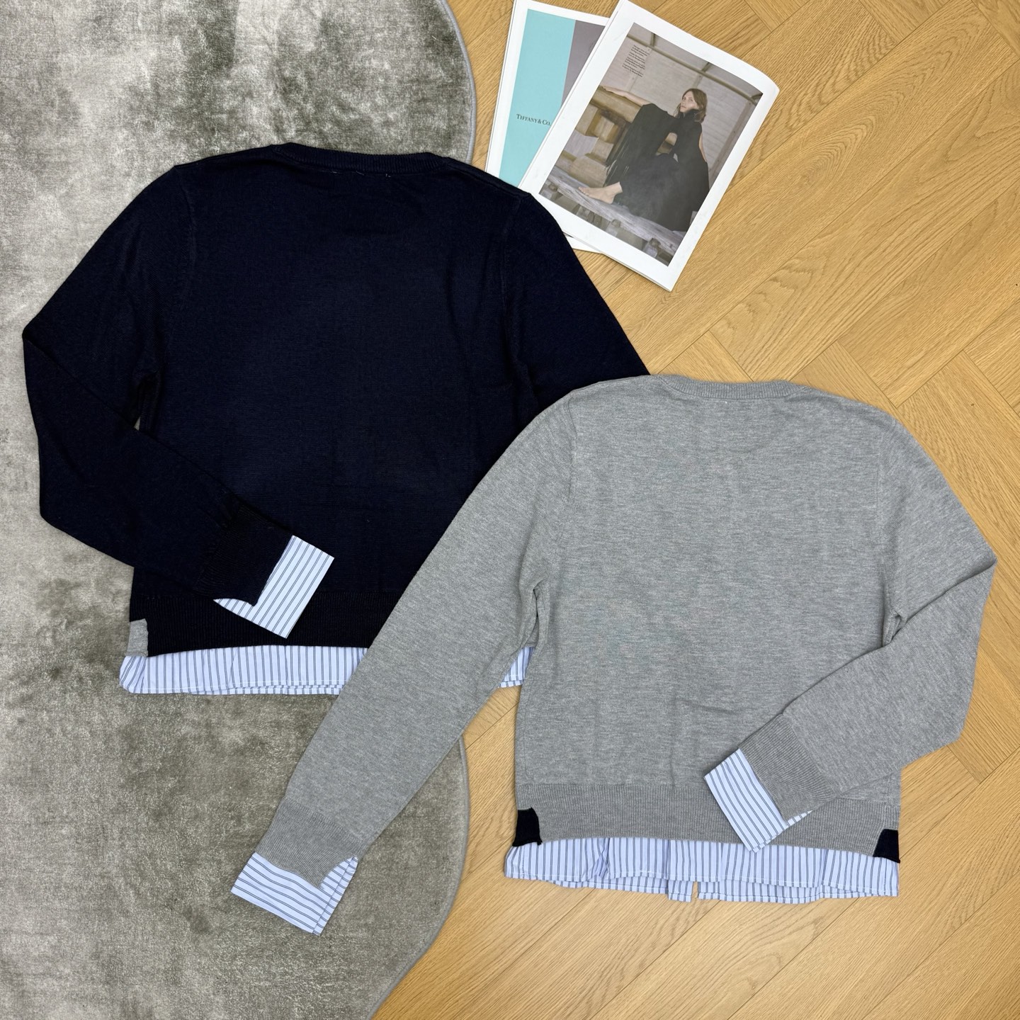 Miu家 26夏季新款 假两件拼接针织开衫，针织开衫 + 条纹衬衫下摆袖口拼接，层次感拉满，圆领单排扣设计，胸口品牌字母
