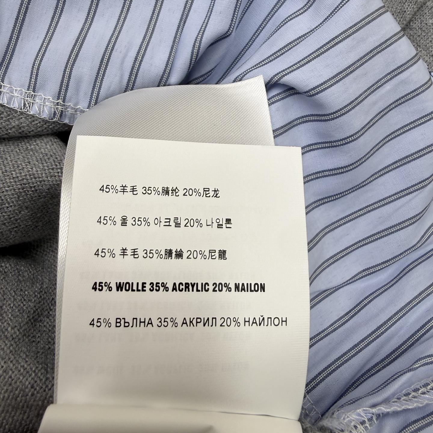 Miu家 26夏季新款 假两件拼接针织开衫，针织开衫 + 条纹衬衫下摆袖口拼接，层次感拉满，圆领单排扣设计，胸口品牌字母