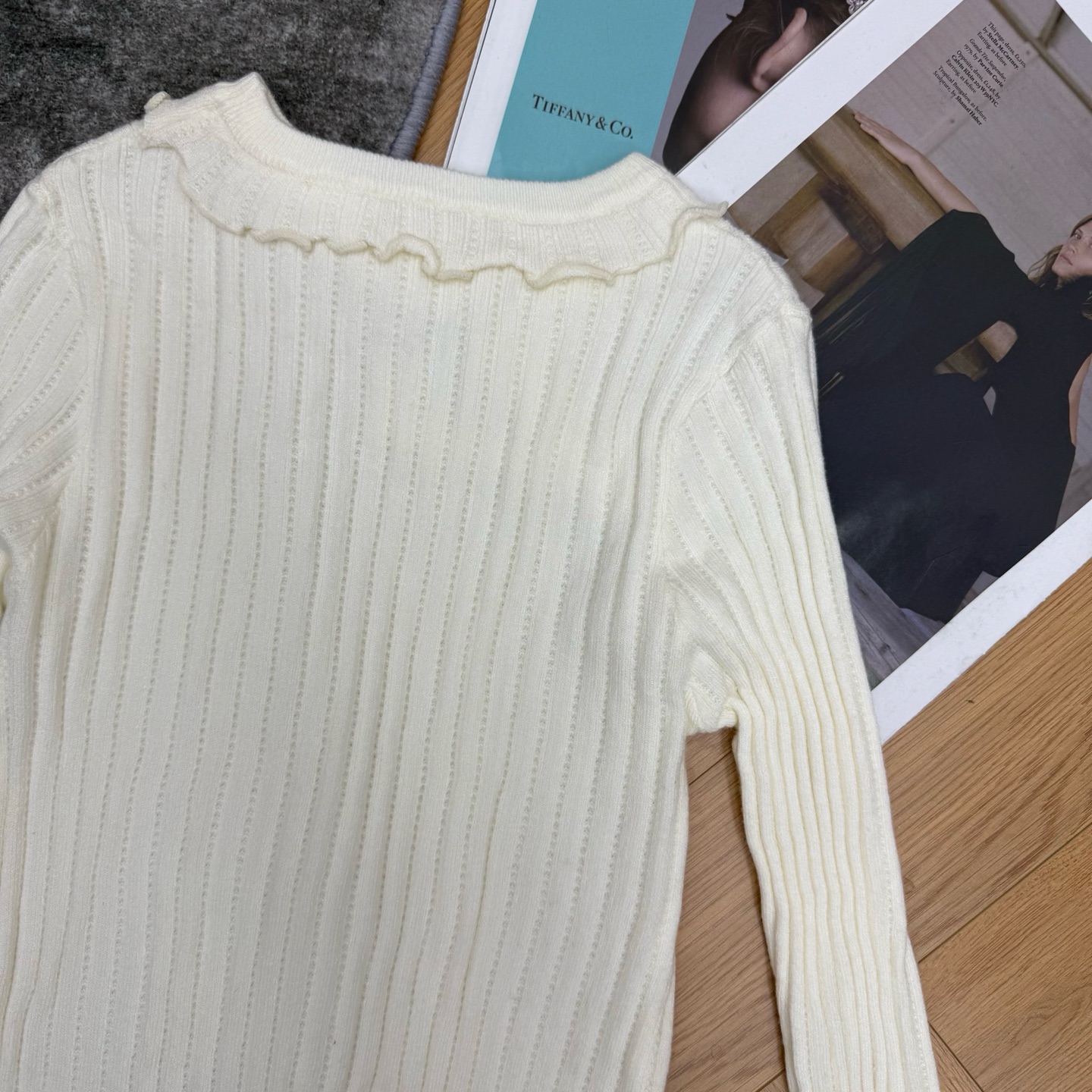 Miu家 26夏季新款 木耳边坑条针织打底衫，通体竖坑条织纹，修身显瘦版型，领口、袖口、下摆木耳边花边设计，温柔甜妹感拉