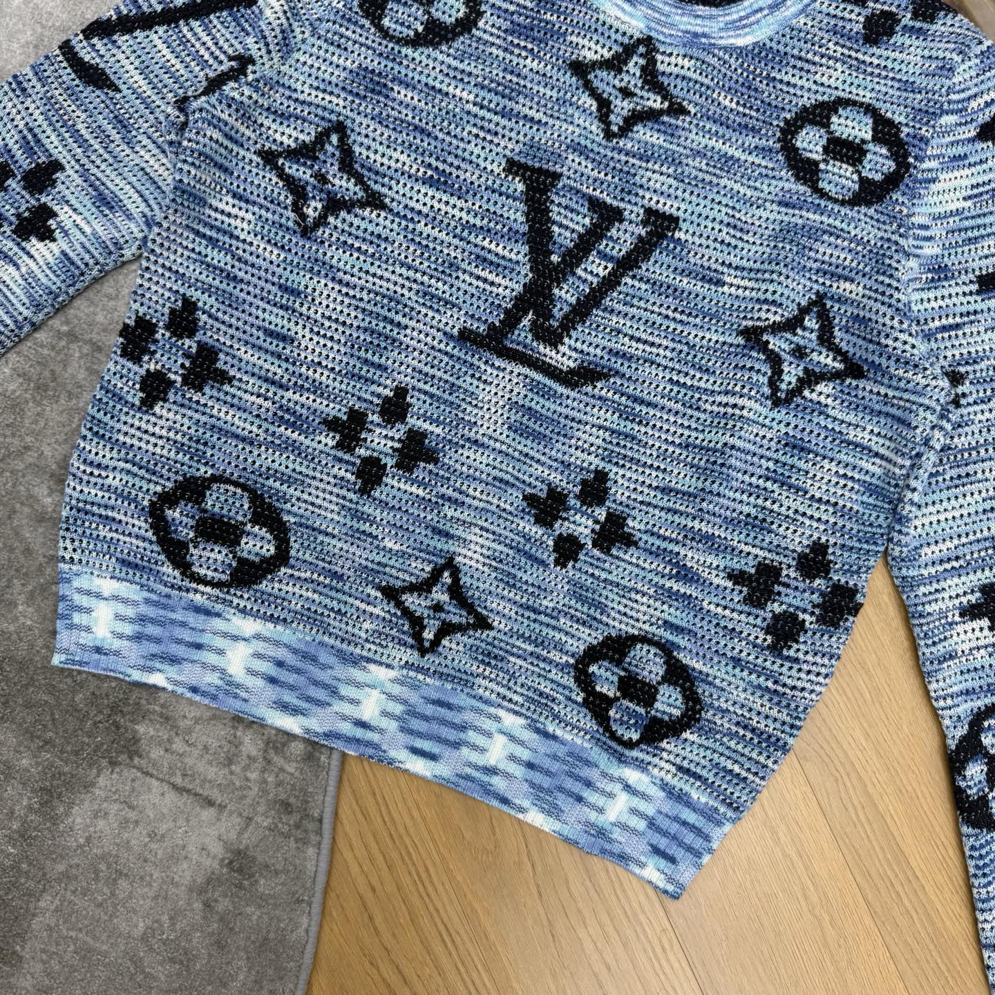 LV家 26夏季新款 蓝色老花针织毛衣，满版经典Monogram提花，辨识度拉满，染混纱织法，肌理感层次丰富，圆领长袖版