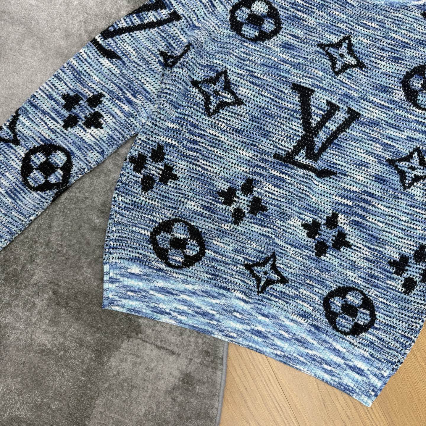 LV家 26夏季新款 蓝色老花针织毛衣，满版经典Monogram提花，辨识度拉满，染混纱织法，肌理感层次丰富，圆领长袖版