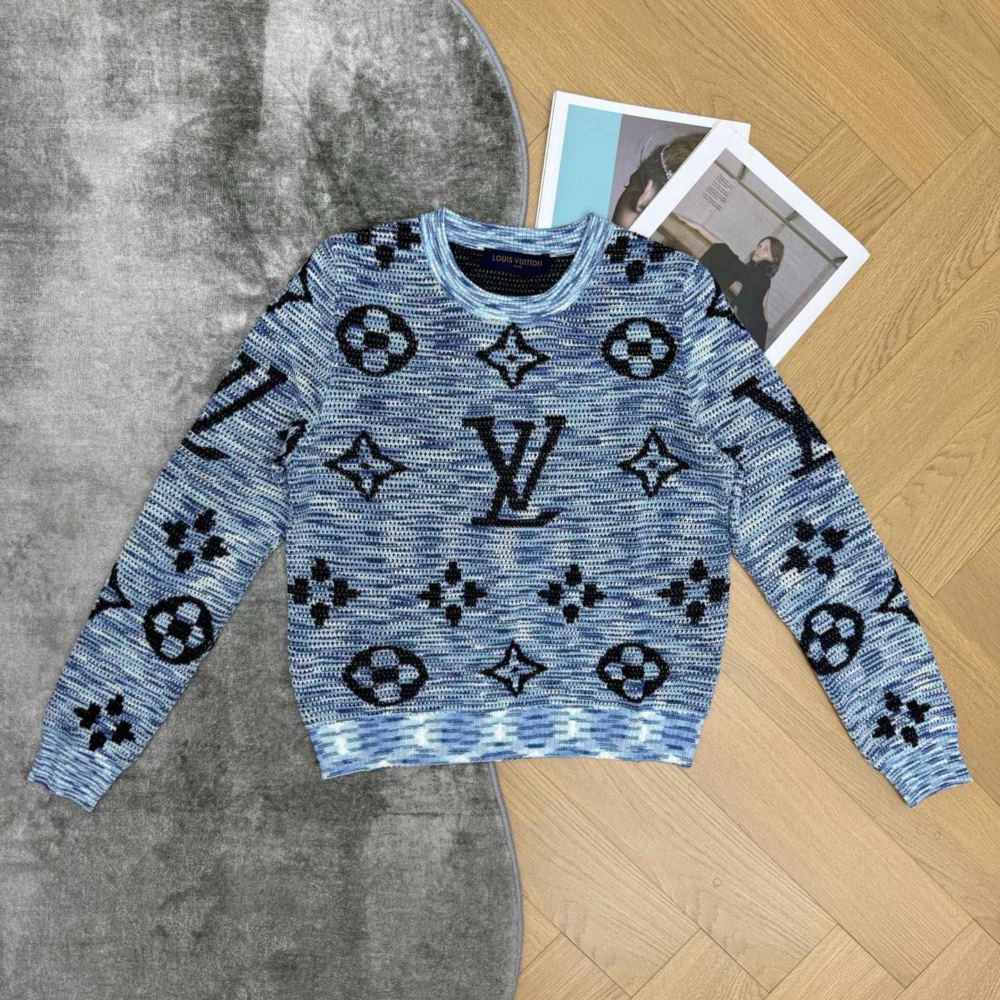 LV家 26夏季新款 蓝色老花针织毛衣，满版经典Monogram提花，辨识度拉满，染混纱织法，肌理感层次丰富，圆领长袖版