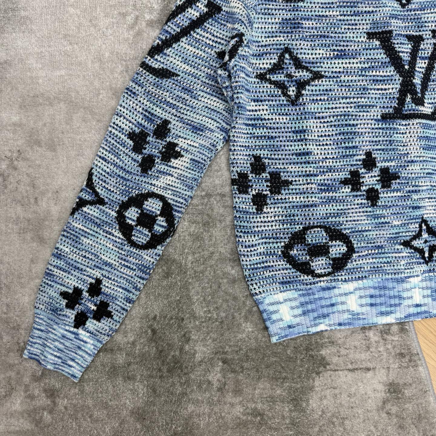 LV家 26夏季新款 蓝色老花针织毛衣，满版经典Monogram提花，辨识度拉满，染混纱织法，肌理感层次丰富，圆领长袖版