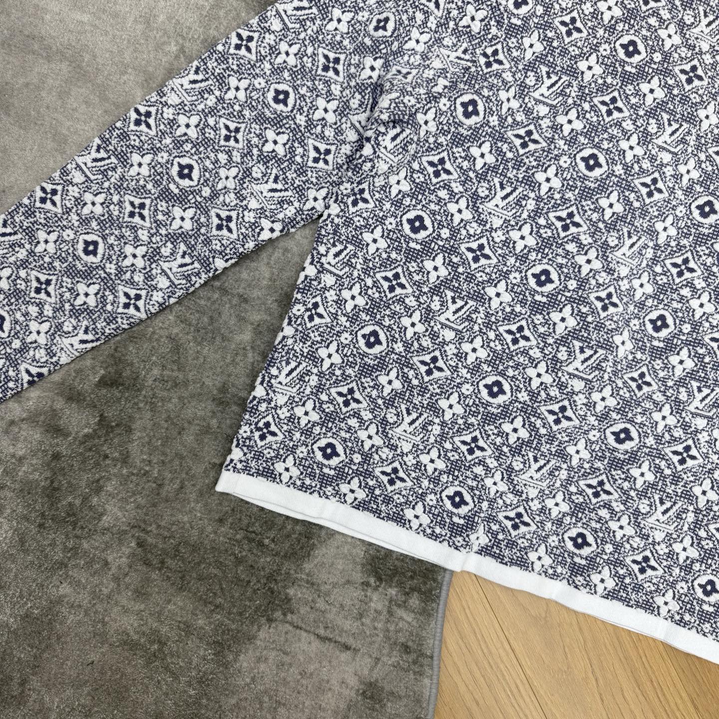 LV家 26夏季新款 满印老花圆领针织开衫,满幅Monogram提花纹理,复古青花瓷色调很有格调,圆领包边撞白设计,搭配 LV家 26夏季新款 满印老花圆领针织开衫,满幅Monogram提花纹理,复古青花瓷色调很有格调,圆领包边撞白设计,搭配