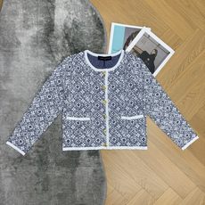 LV家 26夏季新款 满印老花圆领针织开衫,满幅Monogram提花纹理,复古青花瓷色调很有格调,圆领包边撞白设计,搭配 LV家 26夏季新款 满印老花圆领针织开衫,满幅Monogram提花纹理,复古青花瓷色调很有格调,圆领包边撞白设计,搭配