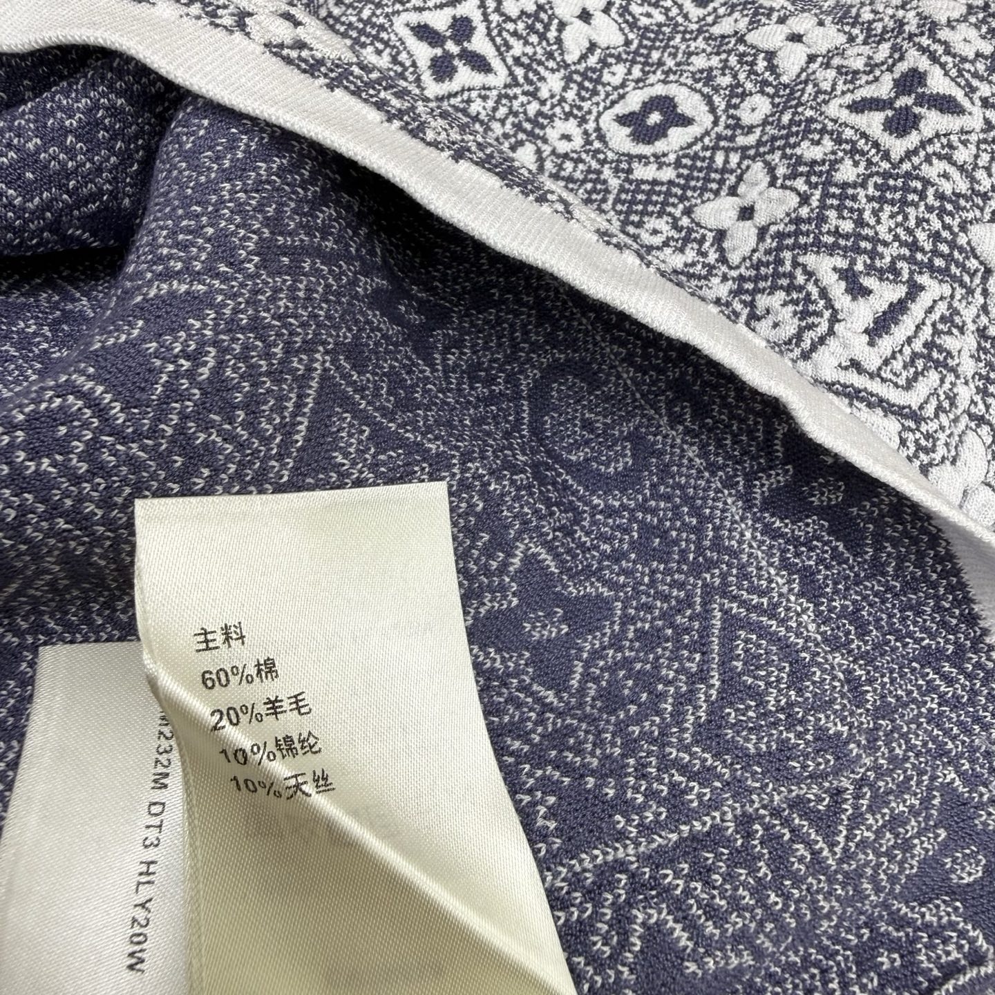 LV家 26夏季新款 满印老花圆领针织开衫,满幅Monogram提花纹理,复古青花瓷色调很有格调,圆领包边撞白设计,搭配 LV家 26夏季新款 满印老花圆领针织开衫,满幅Monogram提花纹理,复古青花瓷色调很有格调,圆领包边撞白设计,搭配