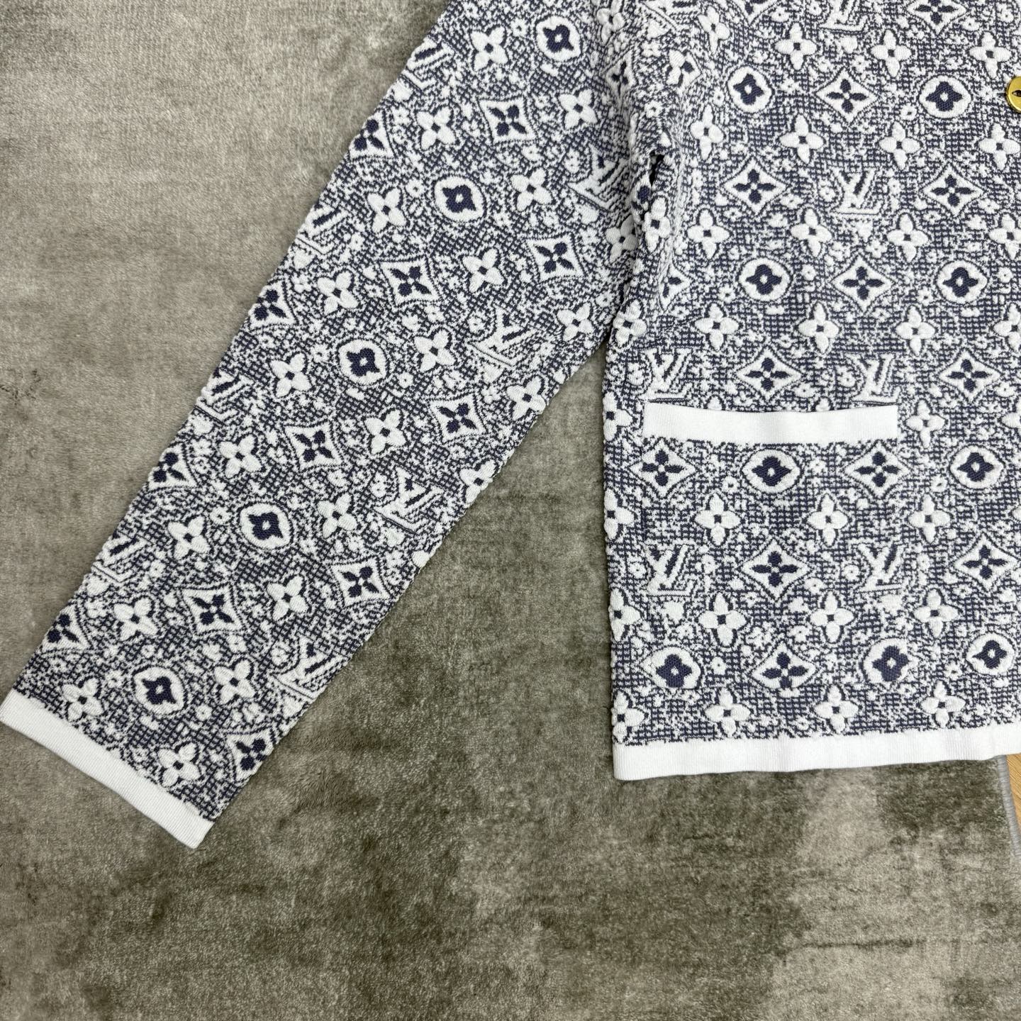 LV家 26夏季新款 满印老花圆领针织开衫,满幅Monogram提花纹理,复古青花瓷色调很有格调,圆领包边撞白设计,搭配 LV家 26夏季新款 满印老花圆领针织开衫,满幅Monogram提花纹理,复古青花瓷色调很有格调,圆领包边撞白设计,搭配