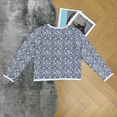 LV家 26夏季新款 满印老花圆领针织开衫,满幅Monogram提花纹理,复古青花瓷色调很有格调,圆领包边撞白设计,搭配 LV家 26夏季新款 满印老花圆领针织开衫,满幅Monogram提花纹理,复古青花瓷色调很有格调,圆领包边撞白设计,搭配