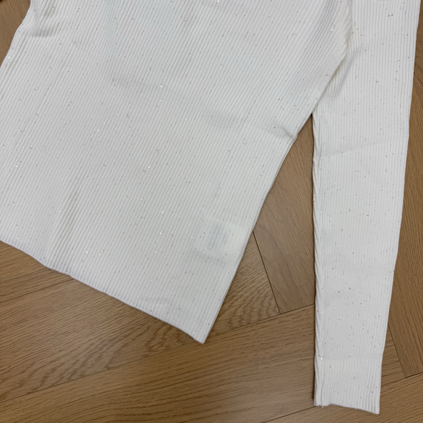 小香家 26夏季新款 波浪网纱烫钻针织长袖，竖坑条修身版型，上身利落显瘦，全身细碎烫钻自带细闪，胸口波浪形透视网纱拼接，