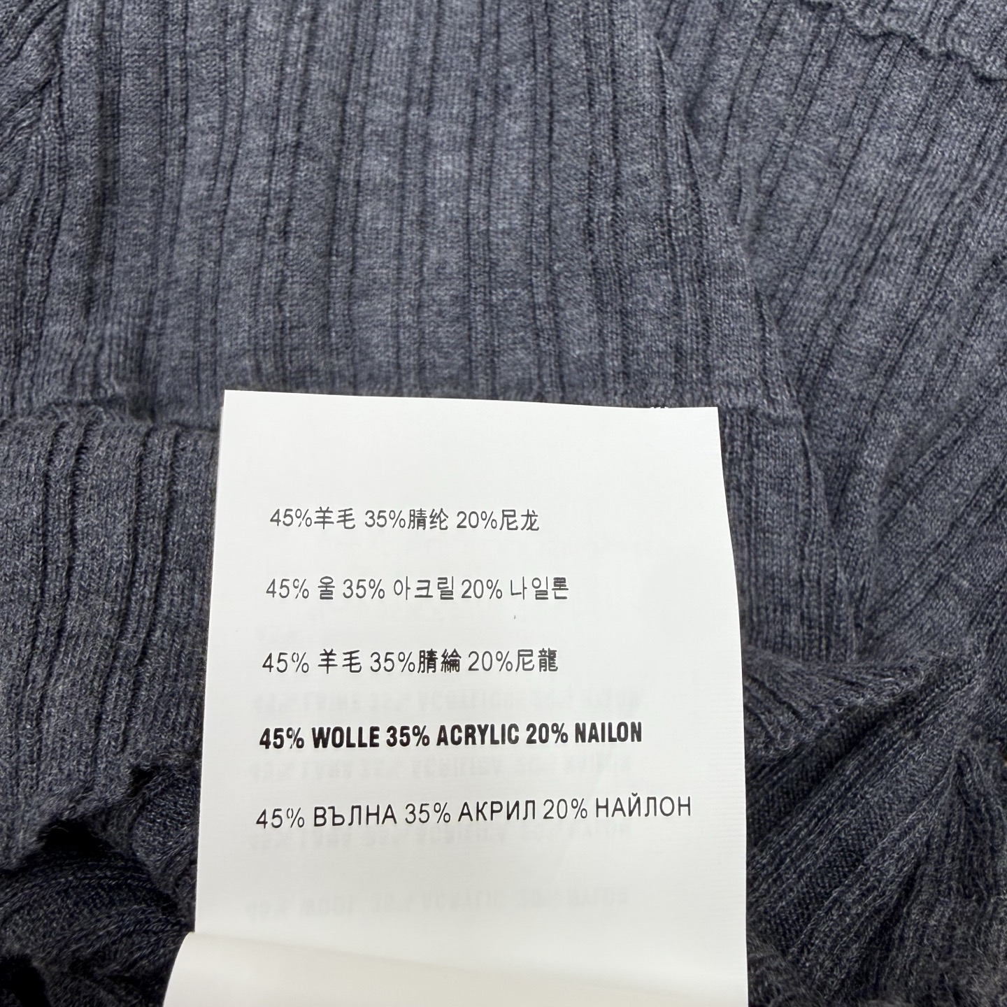 Miu家26夏季新款 V领翻领坑条针织长袖,经典polo翻领+深V设计,拉长颈线显脸小,竖坑条分段纹理,上身修身显瘦不紧 Miu家26夏季新款 V领翻领坑条针织长袖,经典polo翻领+深V设计,拉长颈线显脸小,竖坑条分段纹理,上身修身显瘦不紧