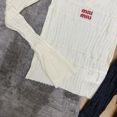 Miu家26夏季新款 V领翻领坑条针织长袖,经典polo翻领+深V设计,拉长颈线显脸小,竖坑条分段纹理,上身修身显瘦不紧 Miu家26夏季新款 V领翻领坑条针织长袖,经典polo翻领+深V设计,拉长颈线显脸小,竖坑条分段纹理,上身修身显瘦不紧