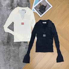 Miu家26夏季新款 V领翻领坑条针织长袖,经典polo翻领+深V设计,拉长颈线显脸小,竖坑条分段纹理,上身修身显瘦不紧 Miu家26夏季新款 V领翻领坑条针织长袖,经典polo翻领+深V设计,拉长颈线显脸小,竖坑条分段纹理,上身修身显瘦不紧
