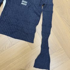 Miu家26夏季新款 V领翻领坑条针织长袖,经典polo翻领+深V设计,拉长颈线显脸小,竖坑条分段纹理,上身修身显瘦不紧 Miu家26夏季新款 V领翻领坑条针织长袖,经典polo翻领+深V设计,拉长颈线显脸小,竖坑条分段纹理,上身修身显瘦不紧