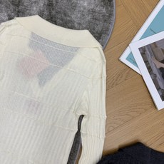 Miu家26夏季新款 V领翻领坑条针织长袖,经典polo翻领+深V设计,拉长颈线显脸小,竖坑条分段纹理,上身修身显瘦不紧 Miu家26夏季新款 V领翻领坑条针织长袖,经典polo翻领+深V设计,拉长颈线显脸小,竖坑条分段纹理,上身修身显瘦不紧