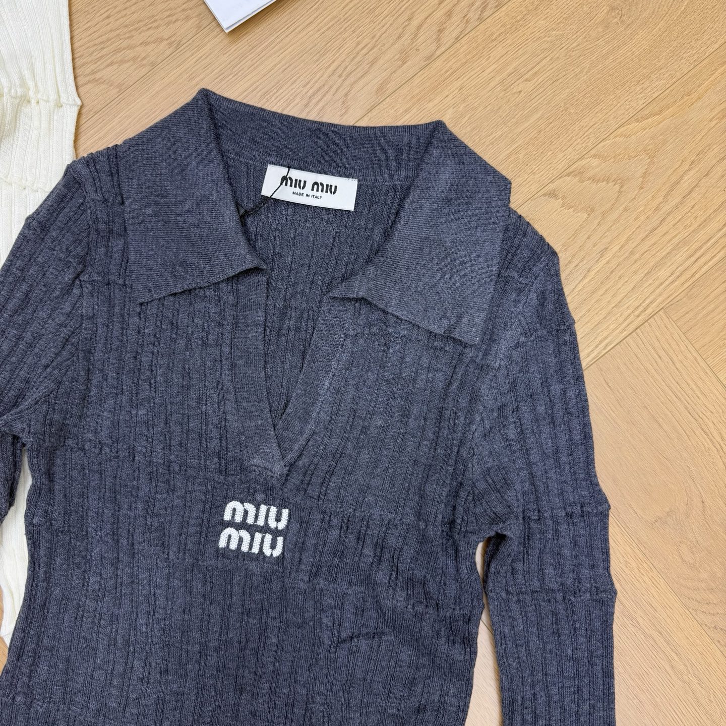 Miu家26夏季新款 V领翻领坑条针织长袖,经典polo翻领+深V设计,拉长颈线显脸小,竖坑条分段纹理,上身修身显瘦不紧 Miu家26夏季新款 V领翻领坑条针织长袖,经典polo翻领+深V设计,拉长颈线显脸小,竖坑条分段纹理,上身修身显瘦不紧