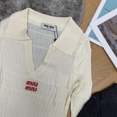 Miu家26夏季新款 V领翻领坑条针织长袖,经典polo翻领+深V设计,拉长颈线显脸小,竖坑条分段纹理,上身修身显瘦不紧 Miu家26夏季新款 V领翻领坑条针织长袖,经典polo翻领+深V设计,拉长颈线显脸小,竖坑条分段纹理,上身修身显瘦不紧