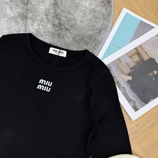 Miu家 26夏季新款 披肩圆领针织长袖,简约净面圆领版型,胸口叠排字母刺绣标识,低调精致,披肩随意搭配,一衣两穿,有无 Miu家 26夏季新款 披肩圆领针织长袖,简约净面圆领版型,胸口叠排字母刺绣标识,低调精致,披肩随意搭配,一衣两穿,有无