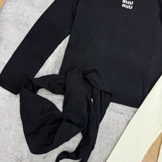 Miu家 26夏季新款 披肩圆领针织长袖,简约净面圆领版型,胸口叠排字母刺绣标识,低调精致,披肩随意搭配,一衣两穿,有无 Miu家 26夏季新款 披肩圆领针织长袖,简约净面圆领版型,胸口叠排字母刺绣标识,低调精致,披肩随意搭配,一衣两穿,有无