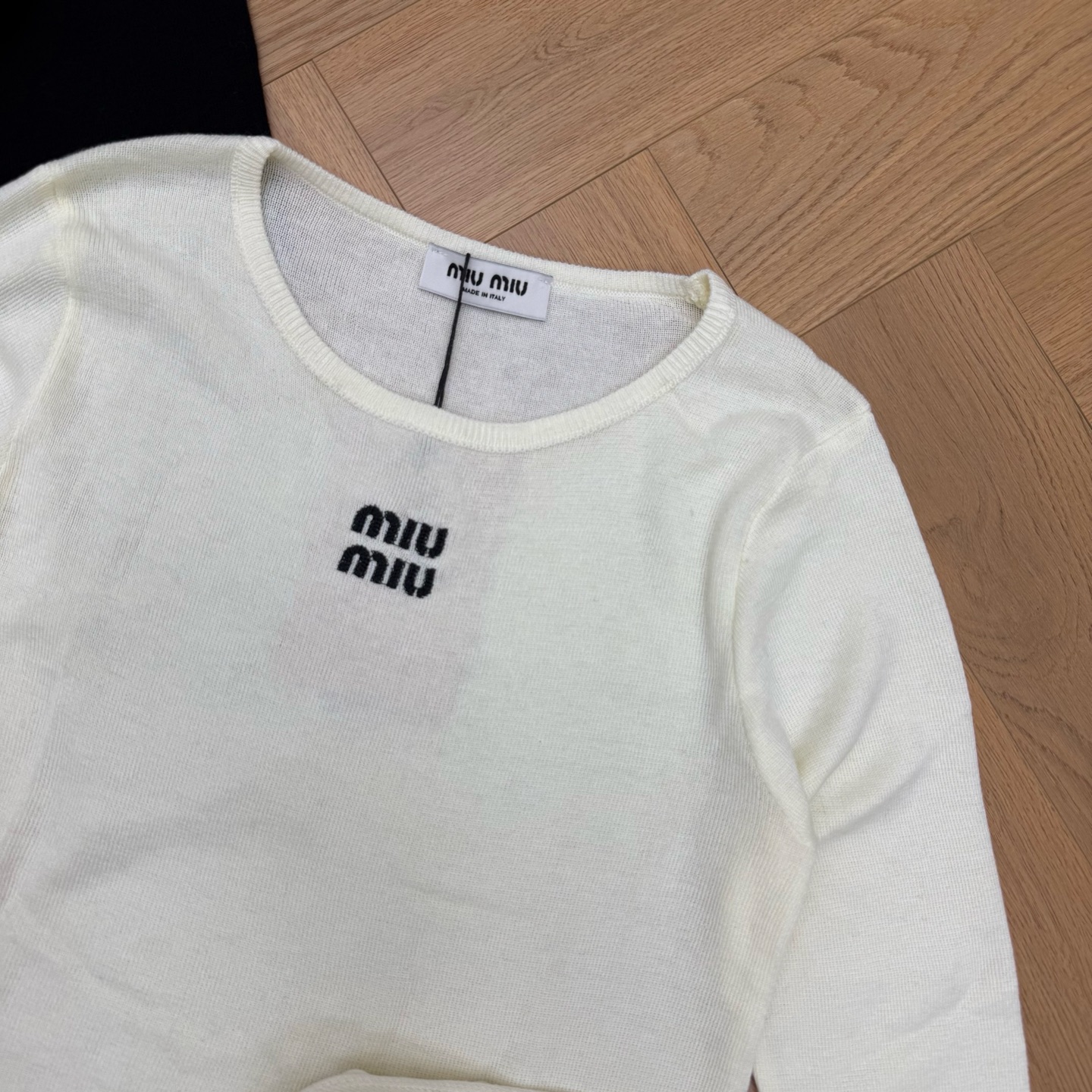 Miu家 26夏季新款 披肩圆领针织长袖,简约净面圆领版型,胸口叠排字母刺绣标识,低调精致,披肩随意搭配,一衣两穿,有无 Miu家 26夏季新款 披肩圆领针织长袖,简约净面圆领版型,胸口叠排字母刺绣标识,低调精致,披肩随意搭配,一衣两穿,有无