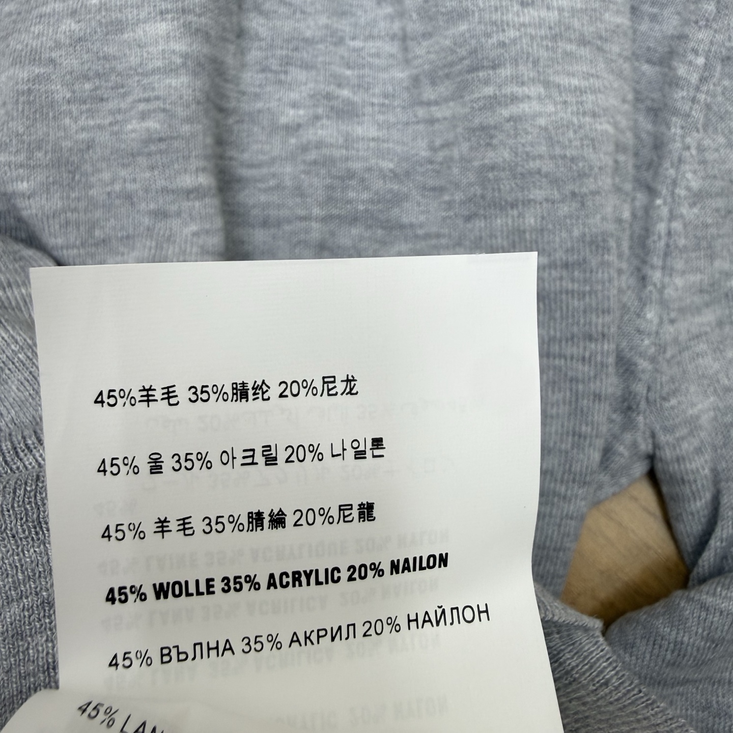 Miu家 26夏季新款 假两件V领针织长袖，一体式假两件设计，短款外搭+内搭背心视觉效果，层次感十足，V领版型修饰脖颈线
