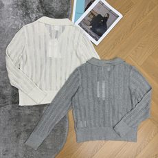 D家 26夏季新款 Polo领镂空针织开衫,Polo小翻领V型门襟,利落清爽的休闲调性,全身竖条镂空网眼织纹,通透透气, D家 26夏季新款 Polo领镂空针织开衫,Polo小翻领V型门襟,利落清爽的休闲调性,全身竖条镂空网眼织纹,通透透气,